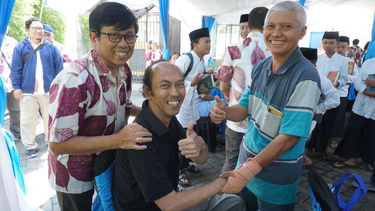 Dari kiri, Direktur Radar Jember, mantan manager iklan Indra Agustian, dan mantan wartawan Radar Jember Totok Sumianta.