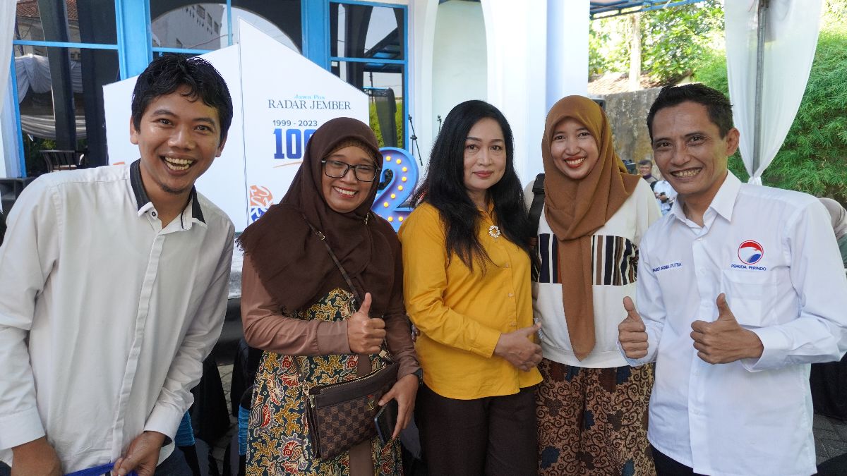 Mantan wartawan Radar Jember, Rully Efendi (kiri), bersama para alumni lainnya, Farida, Nuning Hariyati, Puri Rahmawati, dan Winardi Nawa Putra.