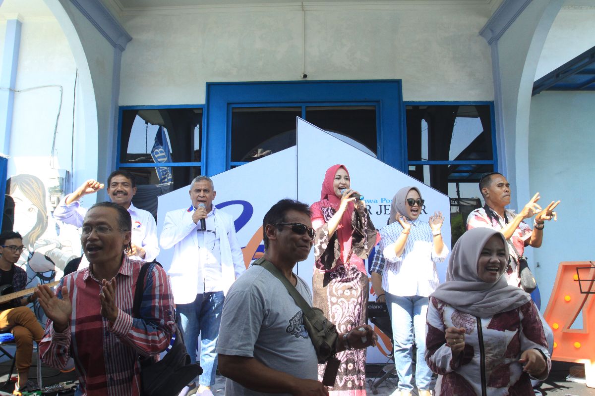 Karyawan dan alumni Radar Jember berdendang bersama dengan dr Faida dan drg Rochim yang turut melantunkan lagu.