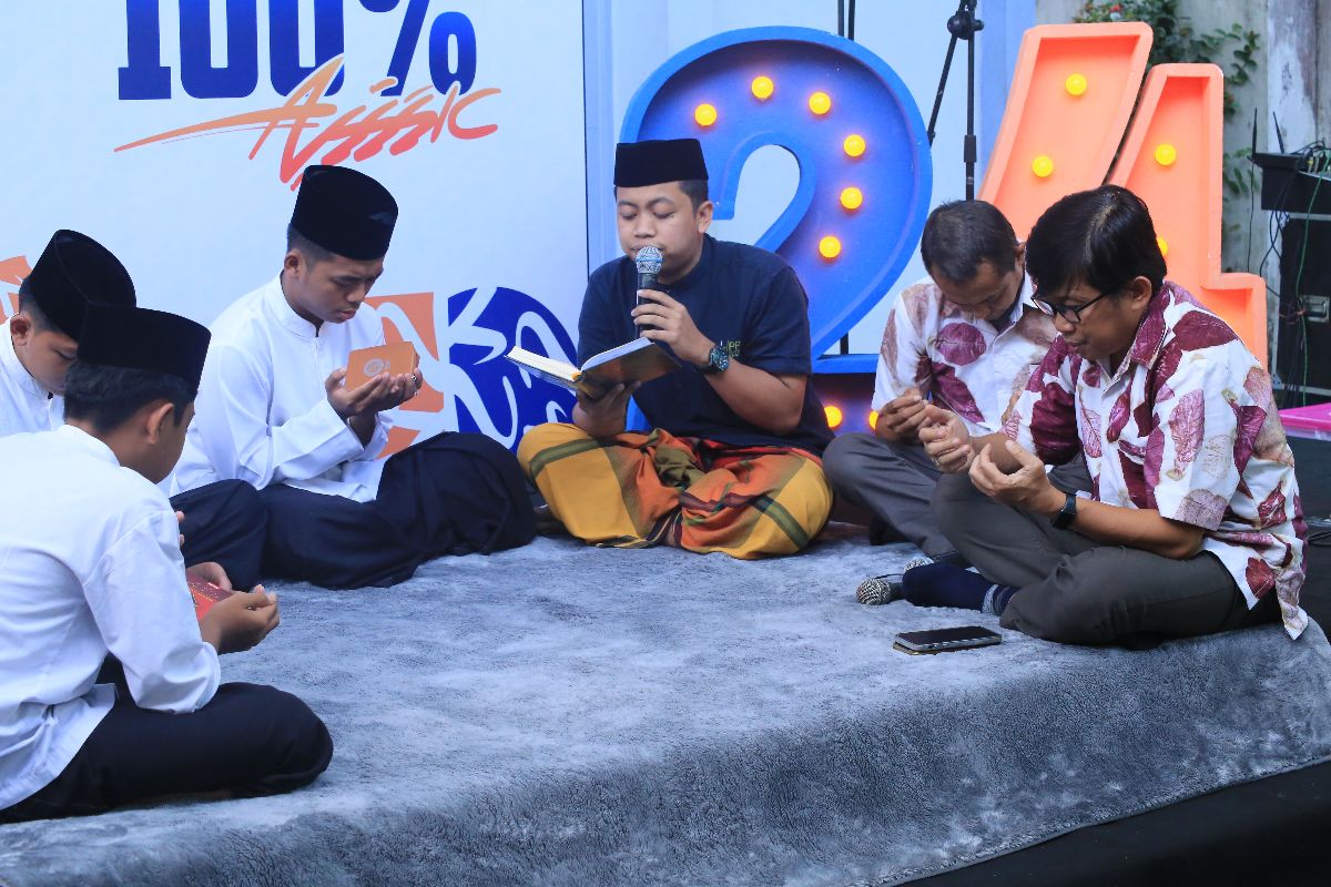 Direktur dan GM Jawa Pos Radar Jember bersama sejumlah santri dari Ponpes Al Kholiq melakukan khataman Alquran dalam HUT Radar Jember.