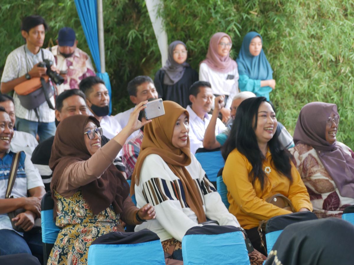 Dari kiri, alumni Radar Jember, Farida, Puri Rahmawati, dan Nuning Hariyati.