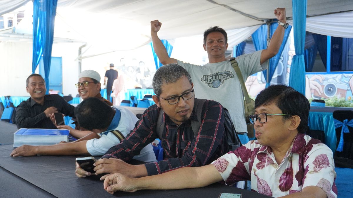 Direktur Radar Jember Abdul Choliq Baya bersama mantan pemred, Hari Setiawan.