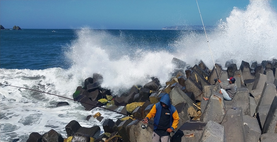 MASIH TINGGI: Gelombang di Plawangan Pancer Puger, Desa Puger Kulon, Kecamatan Puger, masih terlihat cukup tinggi.