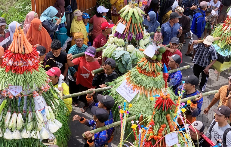 MERIAH: Ribuan warga berjalan kaki mengarak gunungan hasil bumi yang bisa dinikmati seluruh warga.