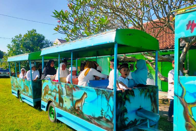 SERU: Puluhan siswa menaiki kereta kelinci mengelilingi kawasan kota Lumajang dalam peringatan Tahun Baru Islam dan MPLS tahun ajaran baru.