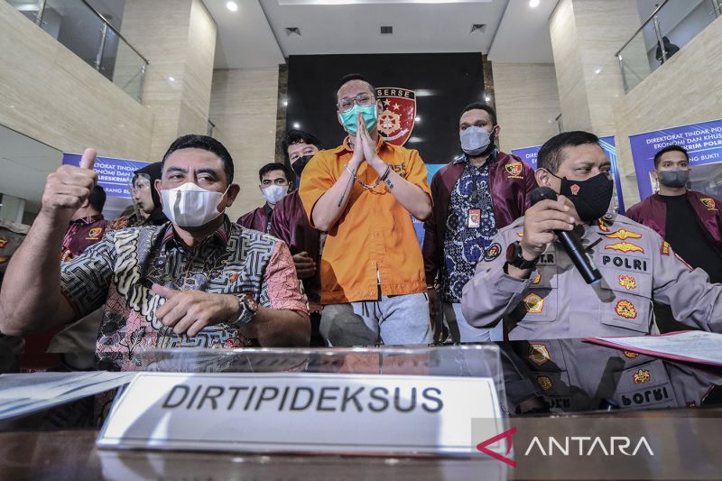 Dirtipideksus Bareskrim Polri Brigjen Whisnu Hermawan (kiri) bersama Kabag Penum Divisi Humas Polri Kombes Pol Gatot Repli Handoko (kanan) memberikan keterangan kepada media saat gelar barang bukti k