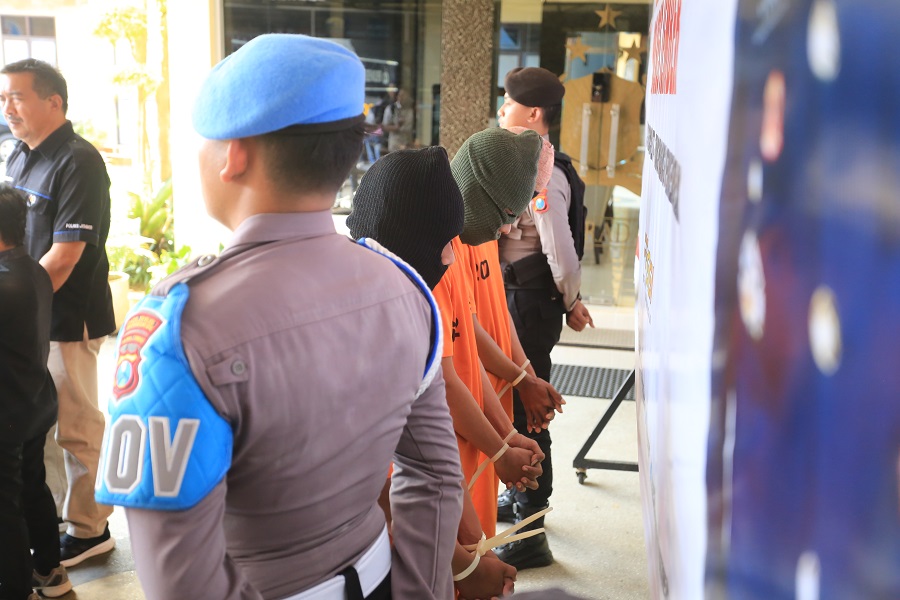 DIAMANKAN: Tersangka pengeroyokan saat dihadirkan dalam press release Polres Jember, kemarin (20/7).