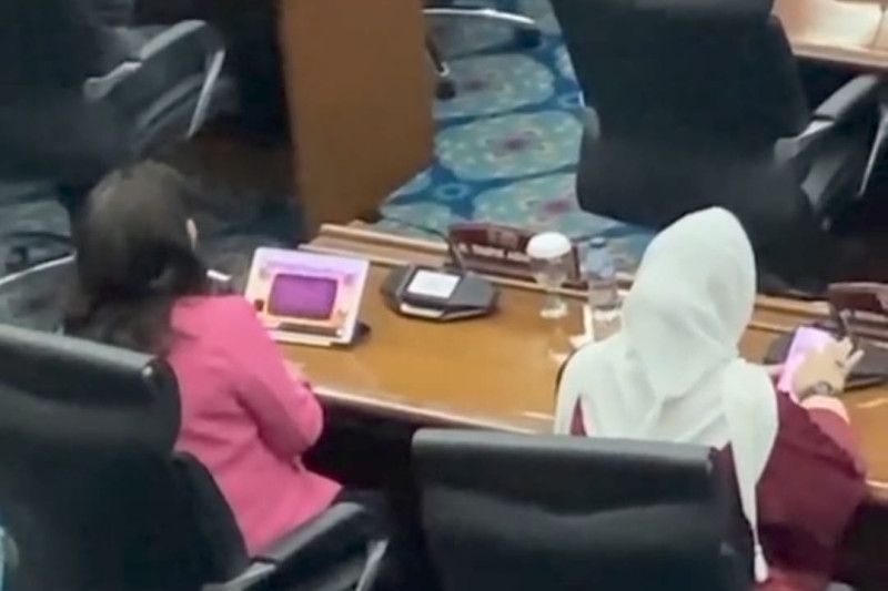 Tangkapan Layar anggota DPRD DKI Jakarta dari PDI Perjuangan Cinta Mega diduga main gim slot saat Sidang Paripurna DPRD DKI Jakarta, Kamis (20/07/2023).