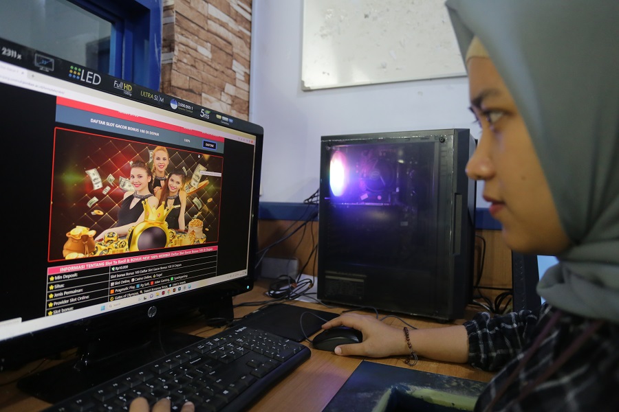 BERBAHAYA: Jawa Pos Radar Jember sempat membuka beberapa link di web kampus yang disusupi situs judi online, kemarin.