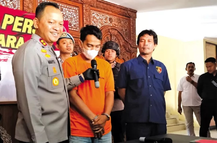 Tersangka pencurian uang dan perhiasan memberikan keterangan saat ditanya AKBP Wahyu Nugroho Setyawan, Kapolres Jepara.