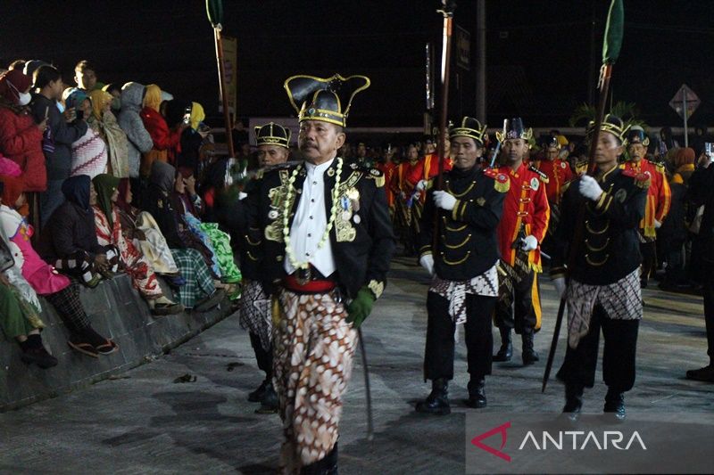 Sejumlah prajurit Keraton Kasunanan mengikuti prosesi ritual kirab budaya Temu Tirta di Desa Samiran Kecamatan Selo, Kabupatem Boyolali Kamis (20/7/2023) malam.