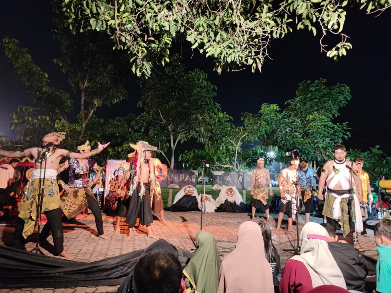 LESTARIKAN: Beberapa pelaku kesenian dari GAS Bondowoso menampilkan ketoprak.