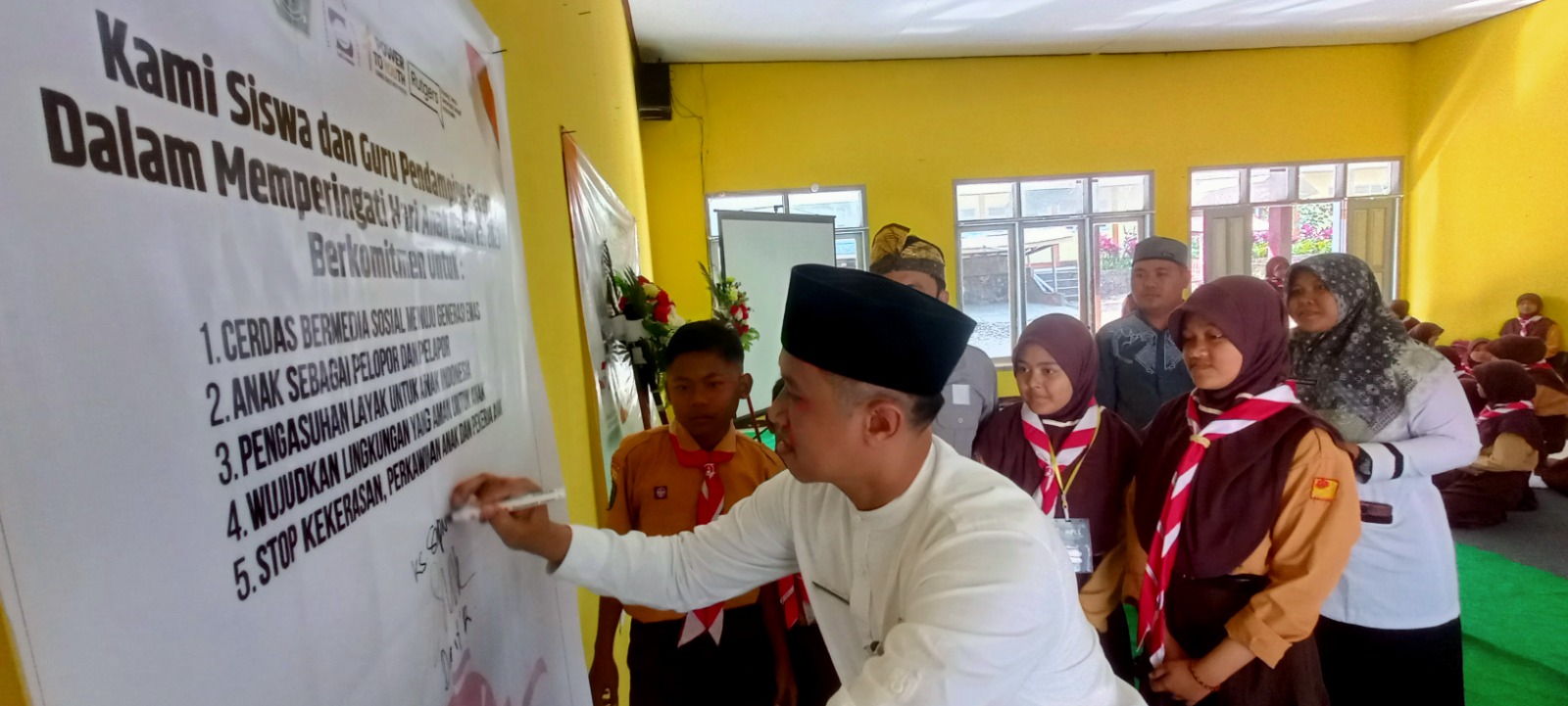 KOMITMEN BERSAMA: Para siswa beserta guru pendamping saat penandatanganan komitmen bersama, di SMPN 1 Ledokombo, Jumat (21/7) kemarin. MAULANA/RADAR JEMBER