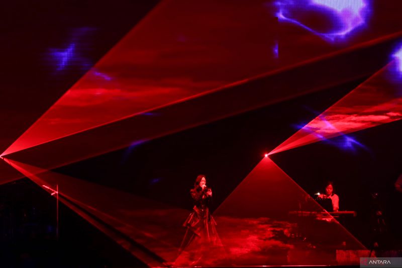 Penyanyi asal Korea Selatan Taeyeon tampil di ICE BSD, Kabupaten Tangerang, Banten, Sabtu (22/7/2023). Konser bertajuk The ODD of Love yang dipromotori oleh Dyandra Global itu, Taeyeon membawakan seju