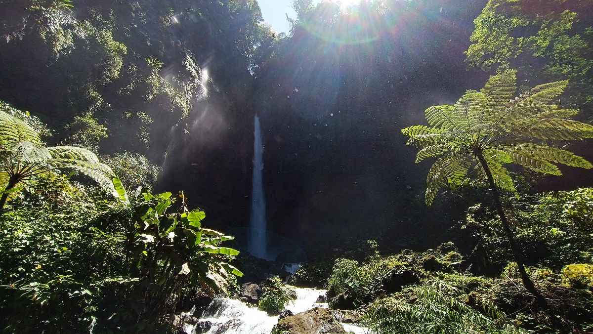 MENYEGARKAN: Sensasi pecahan air terjun yang terjatuh dan memberikan sensasi yang menyegarkan.