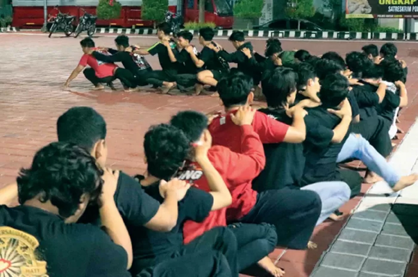 Caption: Sebanyak 26 oknum pesilat dibina jajaran Satreskrim Polres Gresik karena melakukan aksi anarkistis di kawasan Jalan Raya Boboh, Kecamatan Menganti, pada Sabtu (22/7) malam.