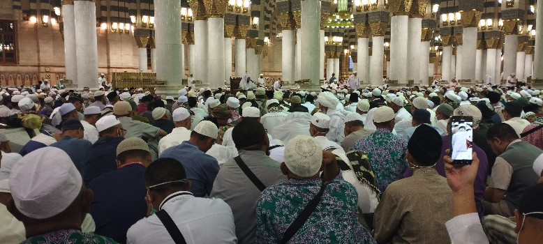 KHIDMAT: Jemaah haji khusyuk mendengarkan kajian dari Syekh Ariful Bahri, pengajar di Universitas Madinah, seusai salat Magrib di pintu 19 Masjid Nabawi, Jumat (21/7). Laporan, Honest Dody Molasy
