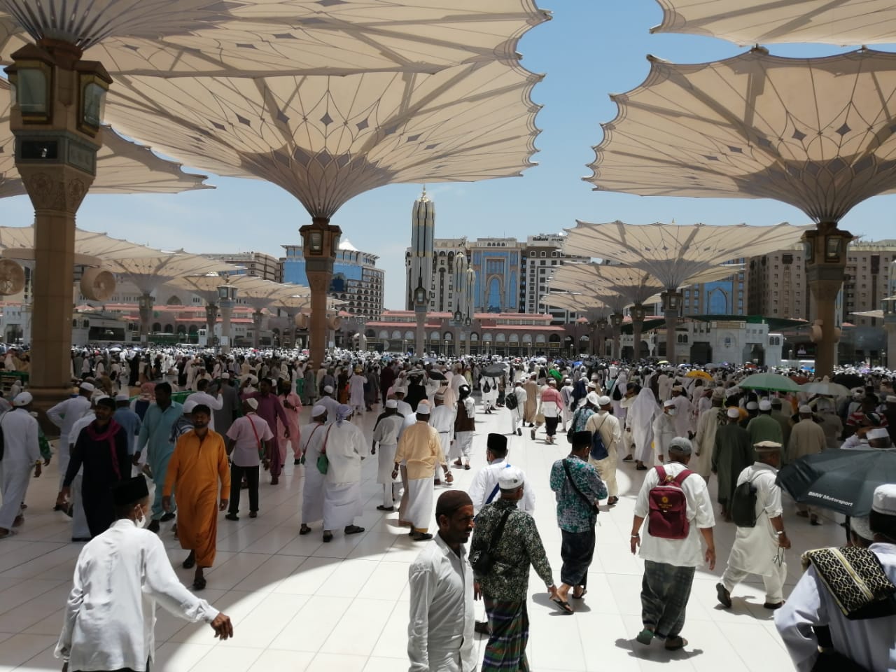 SEMANGAT IBADAH: Jemaah haji memenuhi pelataran Masjid Nabawi untuk melaksanakan salat fardu berjemaah.