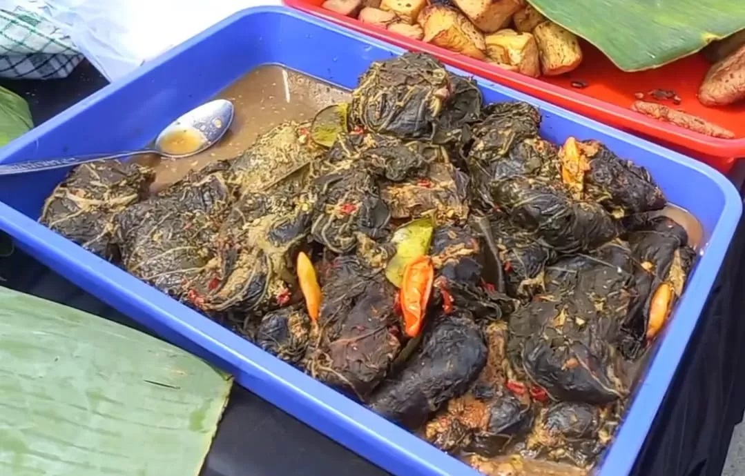 Caption: Seorang warga Banyurejo, Tempel, Sleman menjajakan buntil buatan sendiri di acara Festival Van Der Wijck di Padukuhan Tangisan, Banyurejo, Sleman, beberapa waktu lalu.