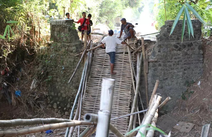 Caption: Warga harus memutar satu kilometer pasca jembatan darurat penghubung Desa Ketonggo-Kunti roboh Sabtu (22/7) lalu.