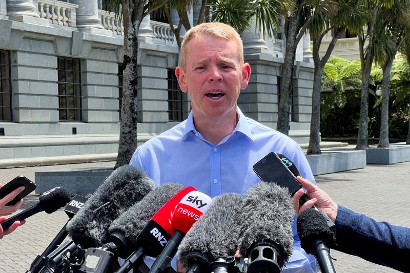 Perdana Menteri Selandia Baru Chris Hipkins berbicara di luar gedung parlemen di Wellington, Selandia Baru, pada 21 Januari 2023. ANTARA/REUTERS/Lucy Craymer/tm