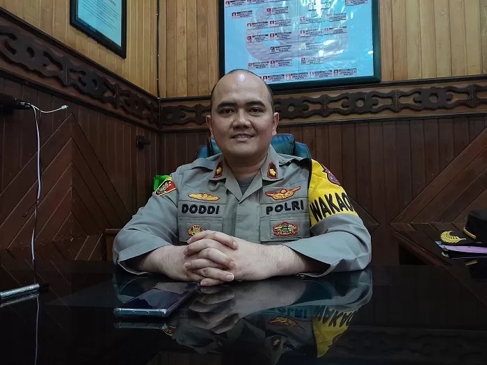 Caption: Awal berdinas di Kota Tahu, Kompol Dodi Pratama, Wakapolres Kediri Kota tidak saja beradaptasi dengan tempat tugas baru tapi juga termasuk makanan.