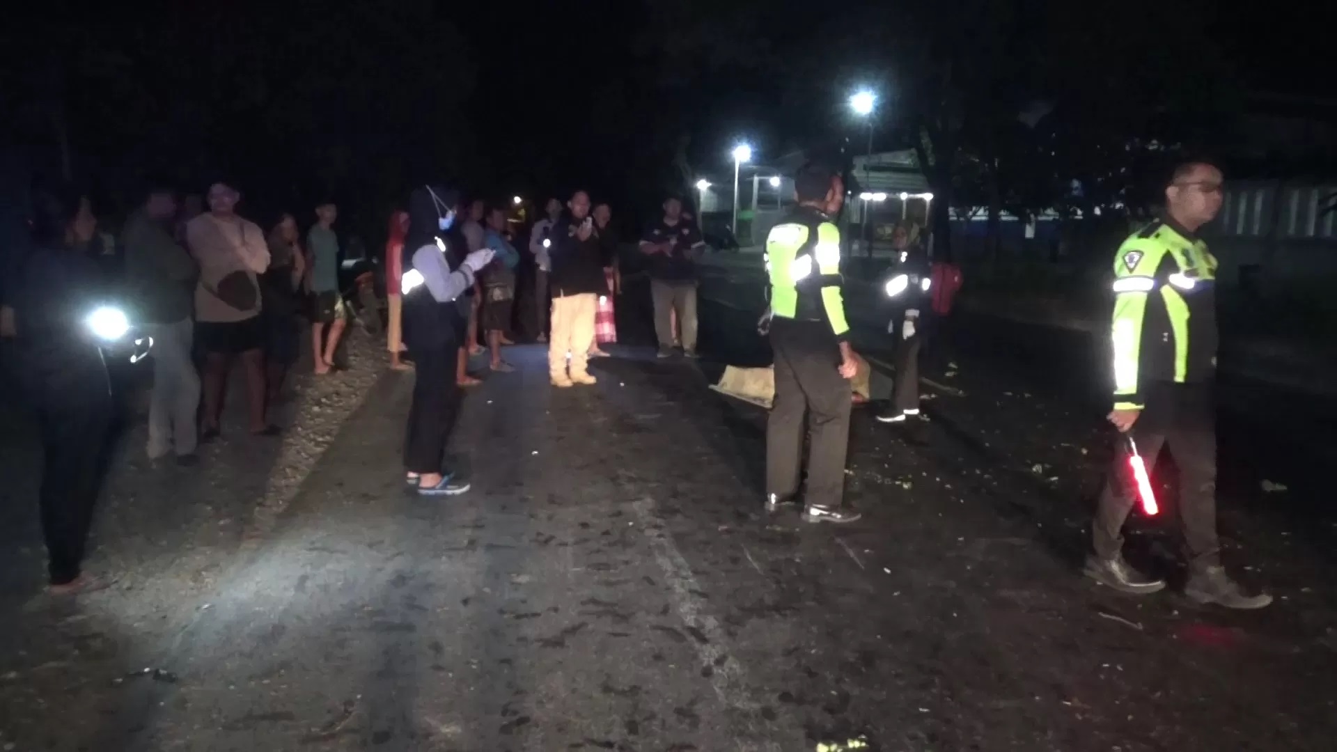 Caption: Polisi terlihat melakukan olah TKP kecelakaan lalu lintas menewaskan salah seorang anggota DPRD Ngawi, Senin dini hari.