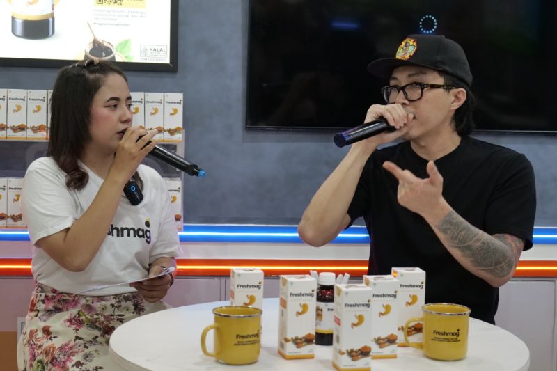 Dokter lulusan Fakultas Kedokteran Universitas Gadjah Mada yang juga penggiat media sosial dr. Tirta Mandira Hudhi (kanan) saat menjadi pembicara &nbsp;di event Open Booth Freshmag di Jakarta Fair, Jakarta