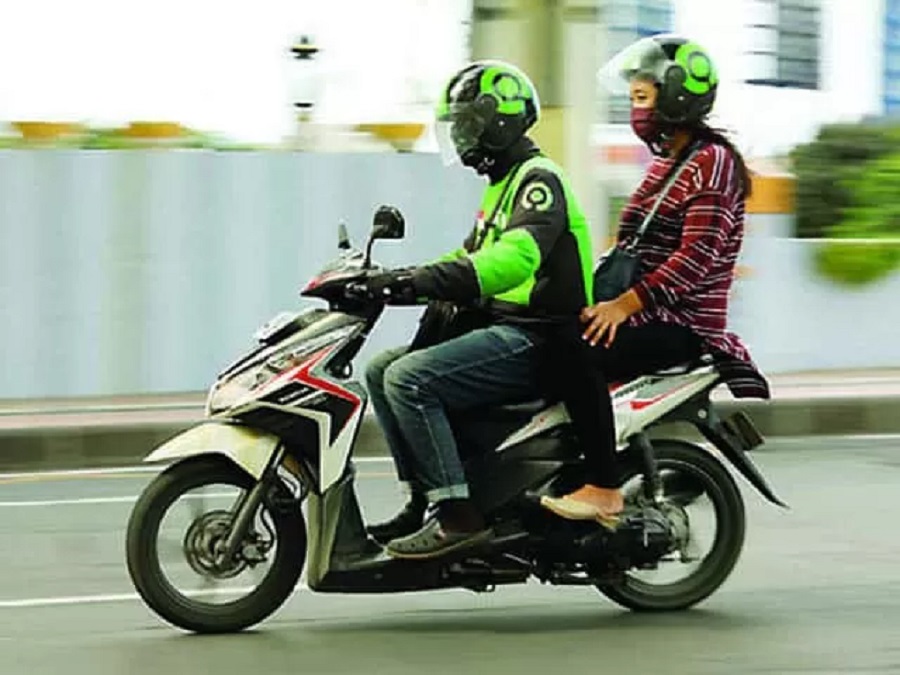 Driver ojek online (ojol) saat mengantar penumpang ke tempat tujuan, bahkan parut diacungi jempol karena ikut brerperan menggagalkan aksi kejahatan di Bekasi, Jawa Barat.