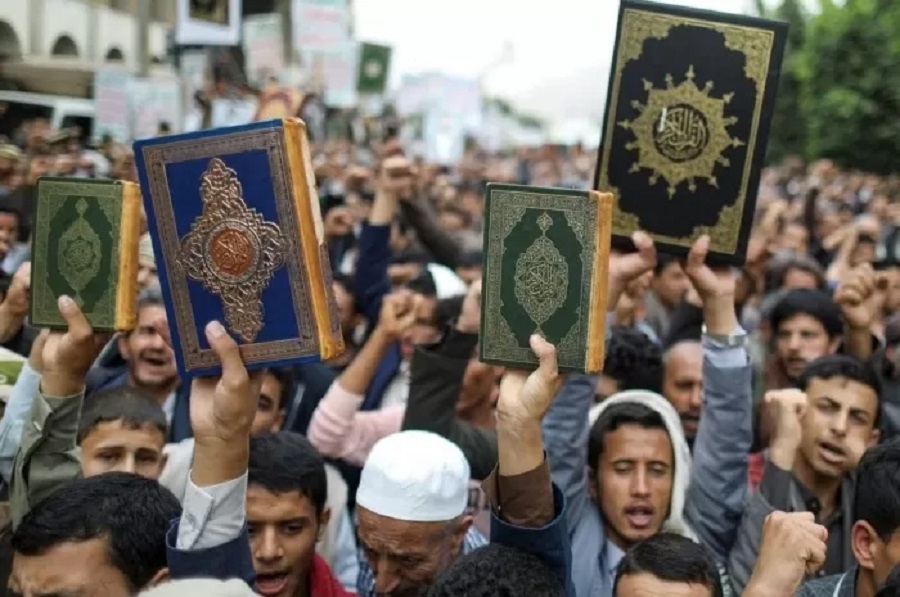 Tampak dalam foto warga Yaman memprotes pembakaran Alquran di Denmark, mereka mengutuk keras tindakan pembakaran kitab suci umat Islam itu.