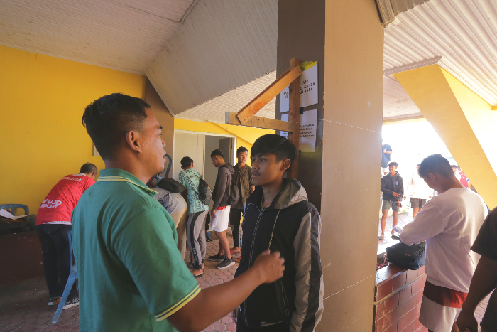 KURANG TINGGI: Proses seleksi tinggi badan pemain di Stadion Notohadinegoro Kelurahan Jember Lor, Patrang, kemarin. Dalam tahap ini, banyak pemain yang gugur seleksi. WAHANA DJALU/RADAR JEMBER