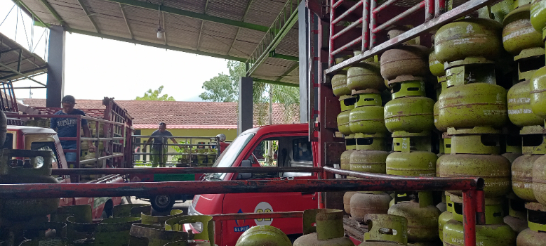 JADI INCARAN: Proses menaikan LPG 3 kilogram yang selanjutnya dikirim ke sejumlah toko. MAULANA/RADAR JEMBER