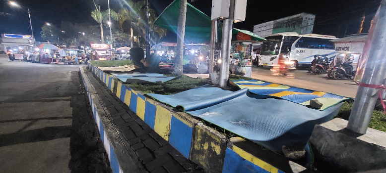 PKL ISTIMEWA: Taman yang ada di Kalisat berubah fungsi menjadi tempat PKL untuk berjualan, JUMAI/ RADAR JEMBER