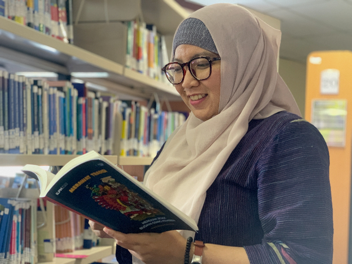 SEMANGAT: Marisa membaca buku. Kegemarannya ini terus dikampanyekan agar orang gemar membaca dan bisa menulis. ILHAM WAHYUDI / RADAR JEMBER