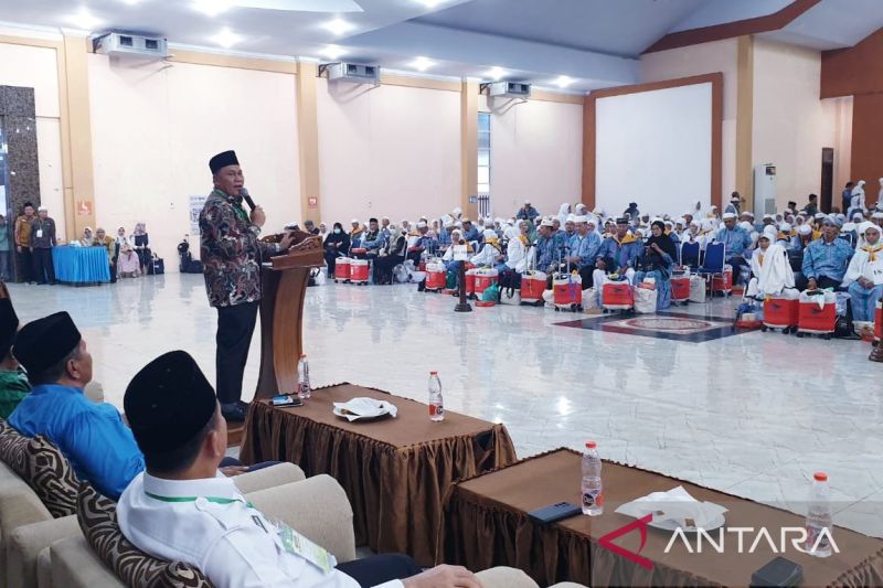 Kakanwil Kemenag Provinsi Sumut H Ahmad&nbsp;Qosbi&nbsp;Nasution, saat menyambut kedatangan jamaah haji kloter 21 di Asrama Haji Medan.  &nbsp;