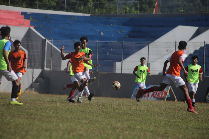 TERBAIK: Seleksi pemain Timnas U-17 di Stadion Notohadinegoro Jember Lor, Patrang, kemarin pagi. Dalam seleksi ini, Askab PSSI Jember hanya memilih tiga pemain terbaik untuk mengikuti seleksi lanjutan