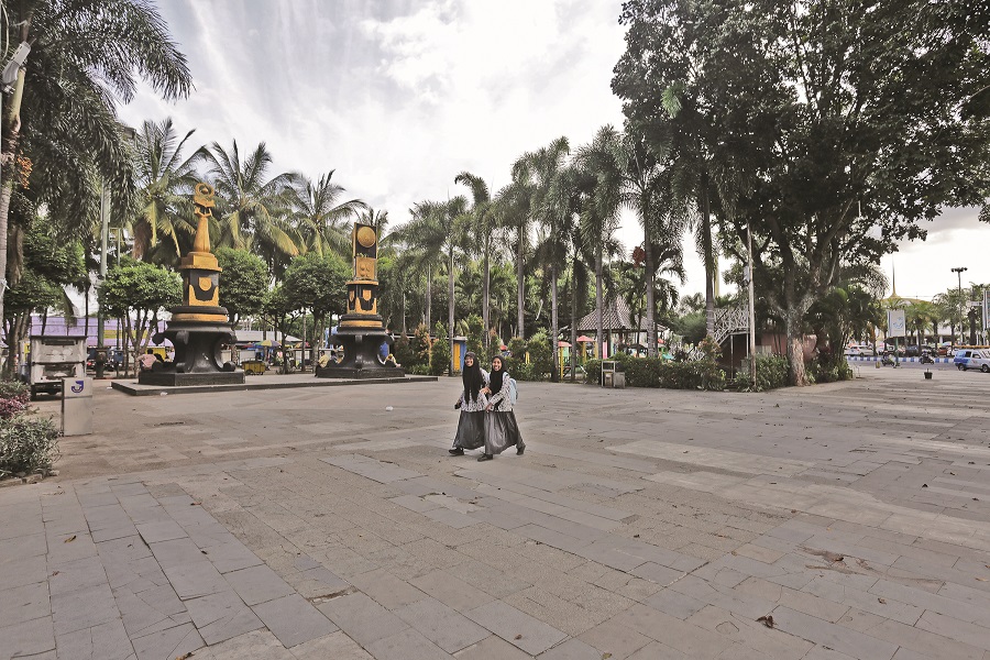 WAJAH JEMBER: Sejumlah anak dan warga bermain di Alun-Alun Jember, yang rencananya akan dipugar. Sayangnya, tender sempat gagal dan ada rencana ditender ulang.