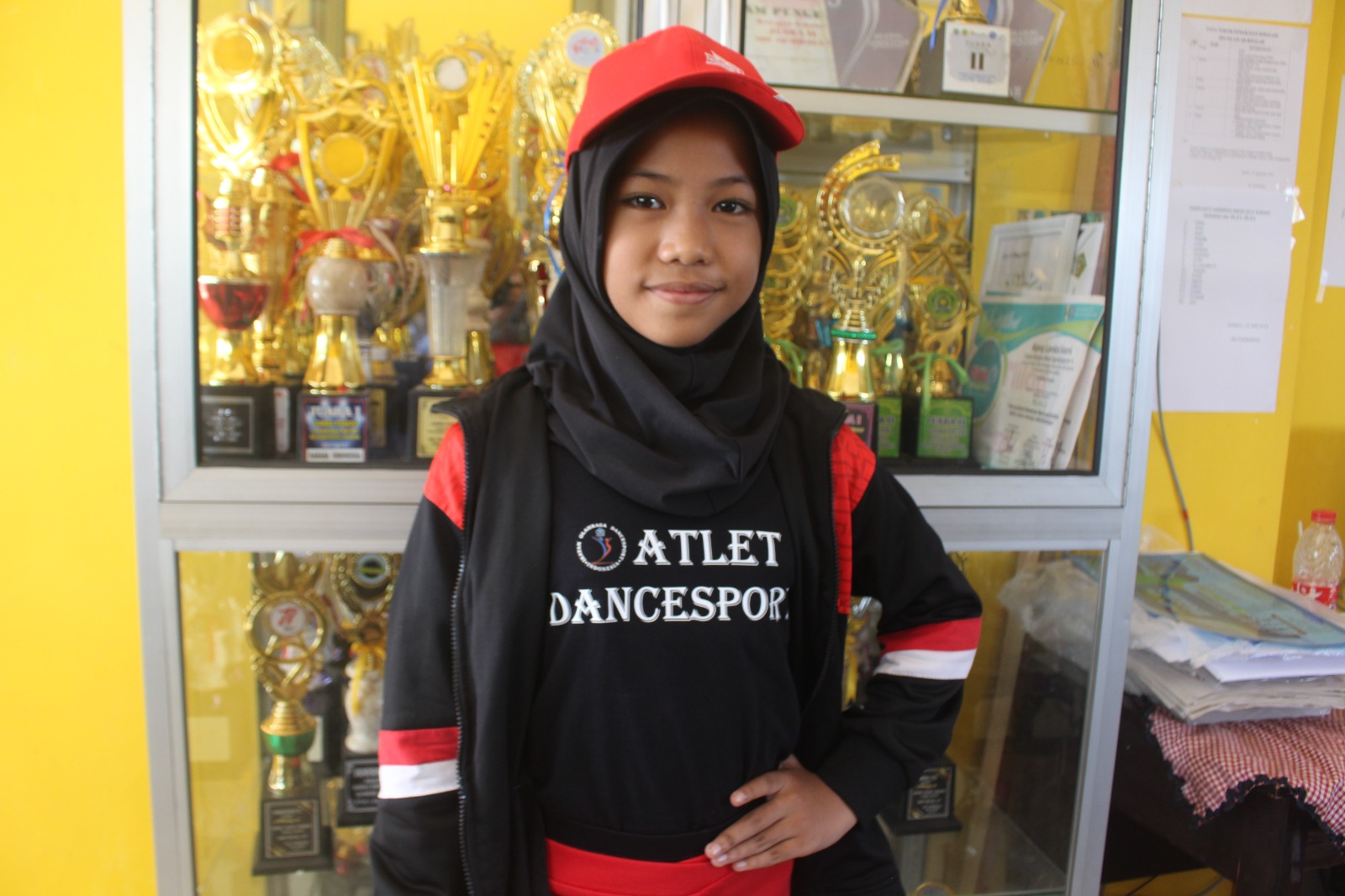BERSEMANGAT: Zizi, siswa kelas 5 SD Ar Risalah, Rambipuji, bersama dua siswa lain, atlet dance sport Jember, menjadi wakil Indonesia dalam International Dance Sport Championship 2023 di Malaysia.