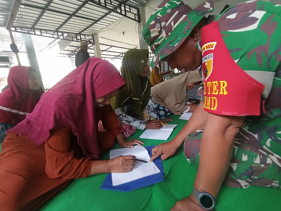 AJARI MEMBACA: Salah satu Satgas TMMD ke-117 Kodim 0824/Jember fokus memberi pembelajaran membaca kepada warga belajar di Desa Klungkung, kemarin (26/7).