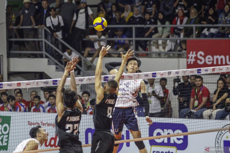 Pebola voli Indonesia Farhan Halim (kanan) melancarkan pukulan smes dan dihadang pebola voli Thailand Phanram Anurak (kiri) dan Pinkaew Prasert (tengah) dalam ajang Sea V League putaran pertama di Pad