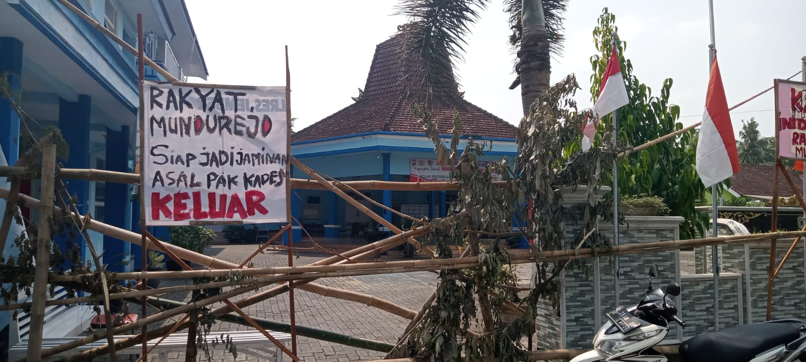TERTUTUP: Akses masuk satu-satunya ke Kantor Desa Mundurejo, Kecamatan Umbulsari, dipasang palang yang terbuat dari bambu oleh warga.