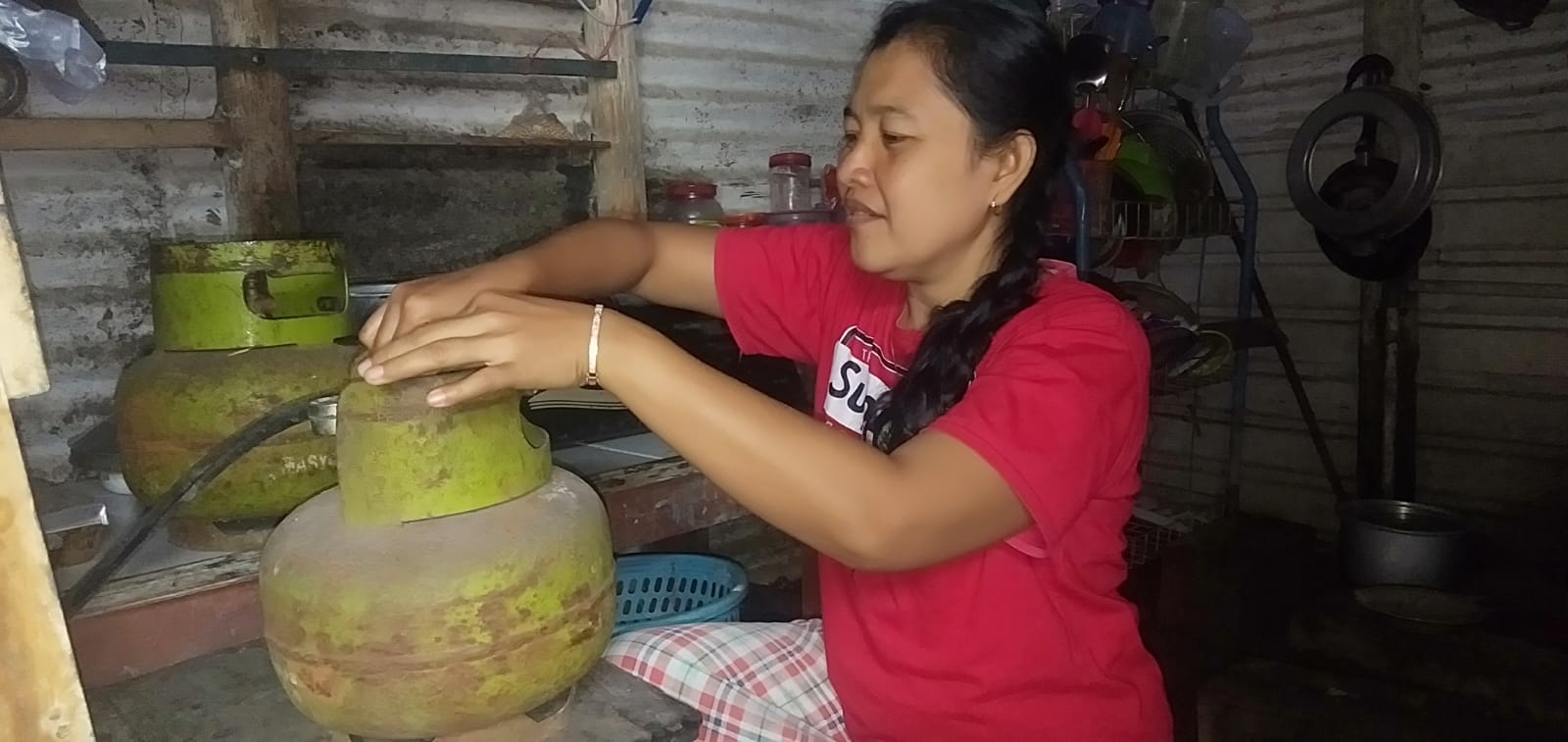 ENERGI DAPUR: Warga saat mengganti LPG 3 kilogram. Pasokan elpiji bersubsidi hingga saat ini masih menjadi perhatian, termasuk oleh Wagub Jatim Emil Dardak.