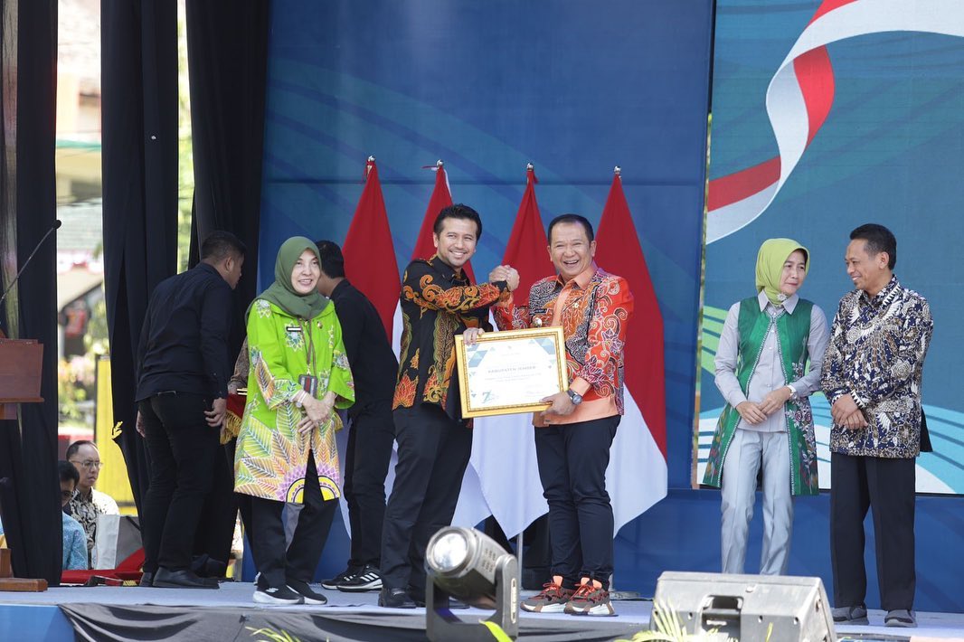 DAPAT PENGHARGAAN LAGI: Bupati Jember Hendy Siswanto saat menerima penghargaan dari Wakil Gubernur Jatim Emil Elestianto Dardak saat puncak Hari Koperasi ke-76 di Alun-Alun Jember, (27/7) kemarin.