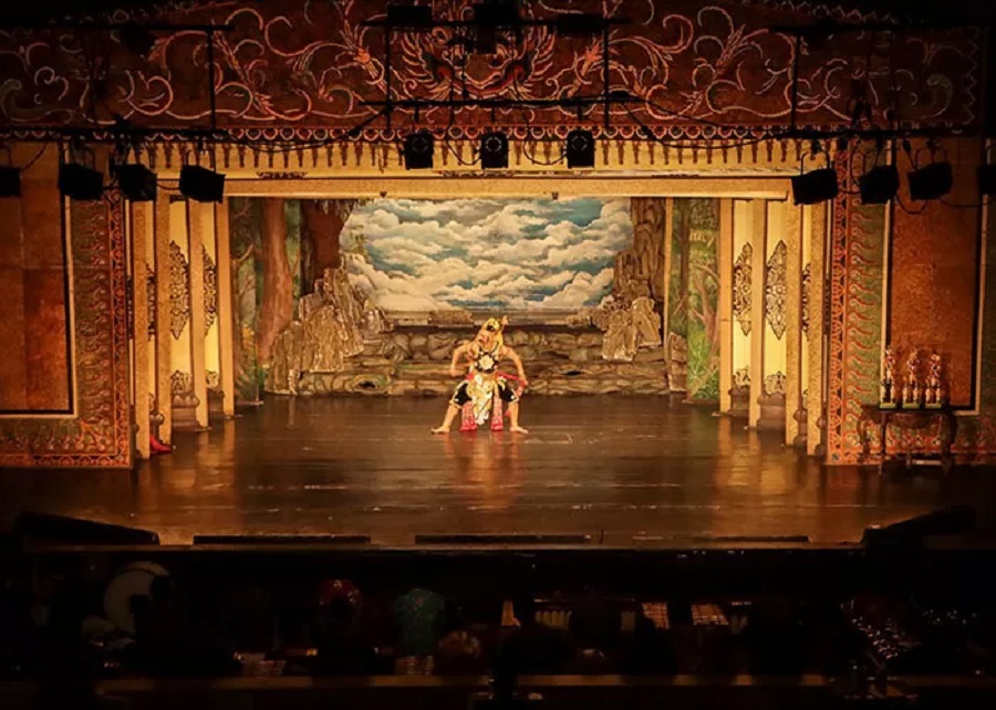 Pemain Wayang Orang Sriwedari saat pentas di panggung Gedung Wayang Orang, di era teknologi canggih seperti saat ini kesenian wayang orang tetap eksis