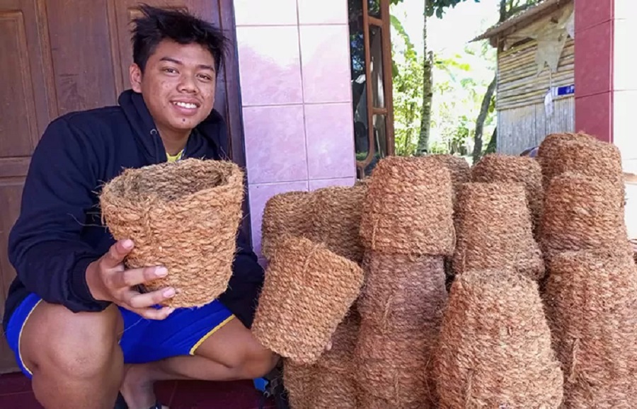 Terlihat seorang pengrajin serabut kelapa di Desa Rantewringin, Kecamatan Buluspesantren, Kebumen, Jawa Tengah menerima banyak pesanan dari pasar dalam negeri maupun mancanegara.
