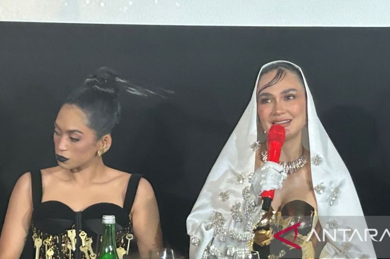 Aktris Taskya Namya (kiri) dan Luna Maya (kanan) saat menghadiri acara penayangan perdana film "Suzzanna Malam Jumat Kliwon" di Jakarta, Sabtu (29/7/2023).
