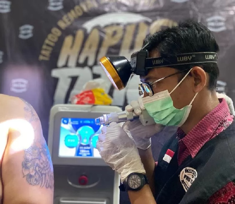 Peserta even Muharram Vibes di Masjid Al Falah Sragen, menghapus tato di tubuh, kemarin (30/7)