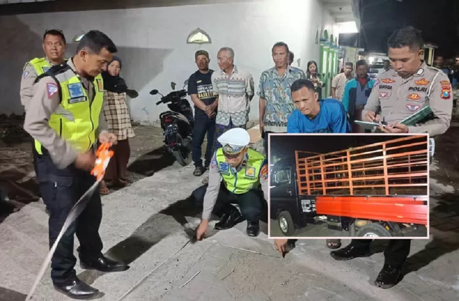 Polisi melakukan olah TKP di jalan kampung Dusun Karanglo, Desa/Kecamatan Sukorejo, tempat balita Zar, 3, tertabrak pikap sedang mundur.