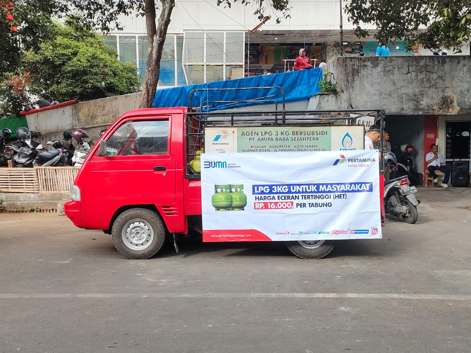 MASIH AMAN: Stok LPG 3 Kilogram di Jember bisa didapatkan warga dalam operasi pasar murah.