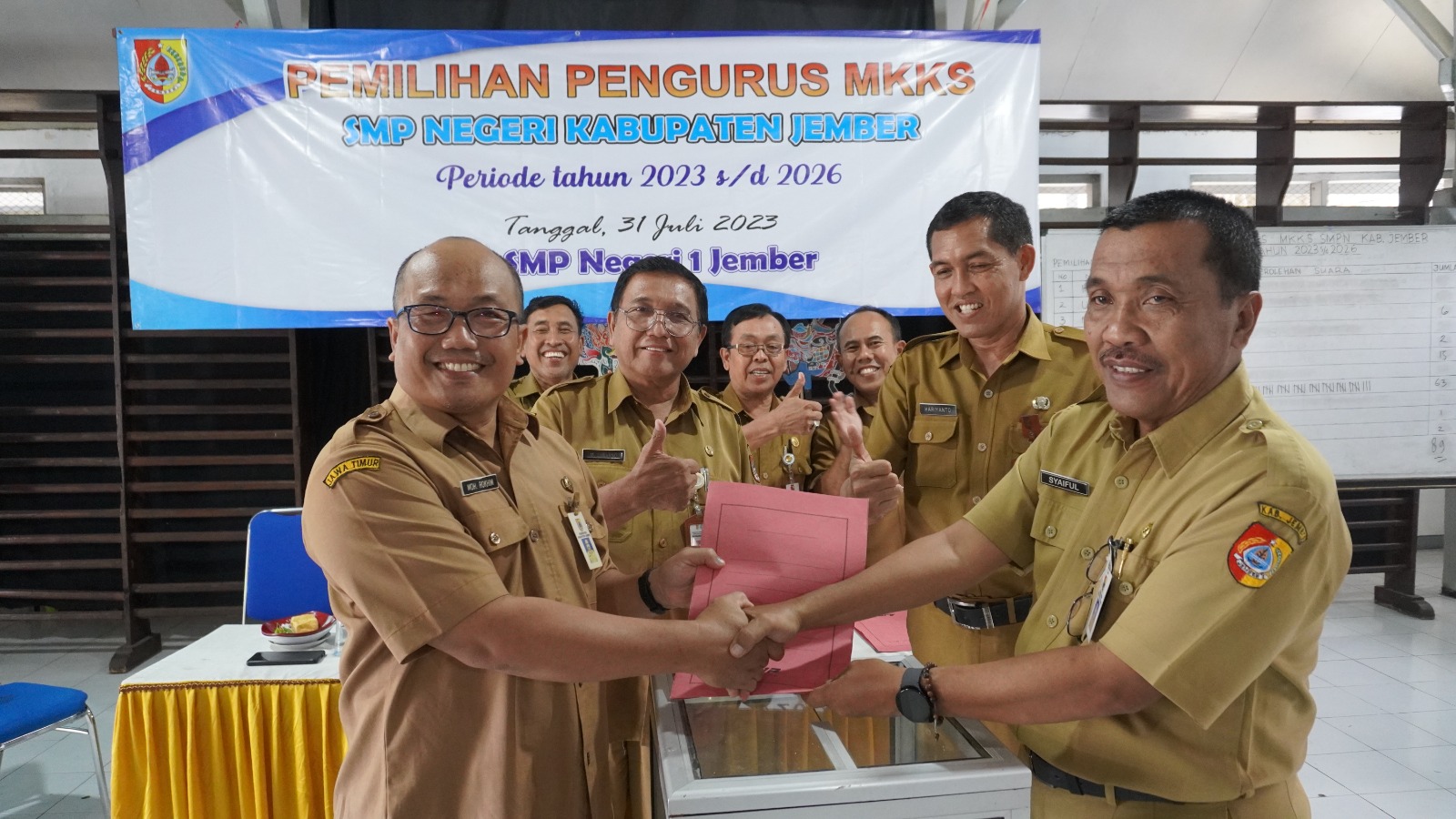DIPERCAYA: Moh Rokhim (kiri) Ketua MKKS yang baru saat foto bersama dengan ketua lama Drs Syaiful bahri (kanan) setelah selesai pemilihan ketua MKKS periode 2023 &ndash; 2026 di aula SMPN 1 Jember